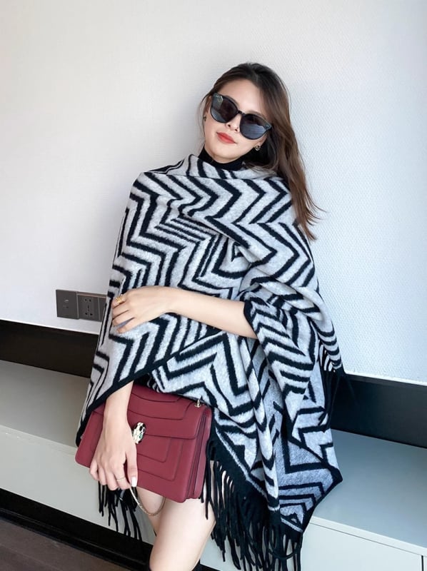 Sievietēm šalle-pelerīna no mākslīgā kašmīra, moderns stils, totem motīvs, adīta