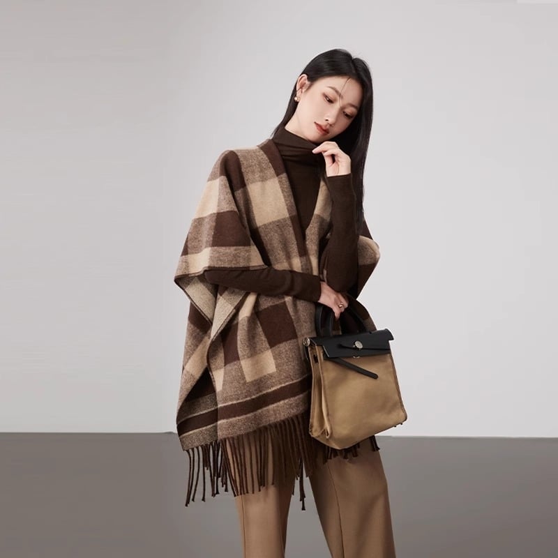 Sievietēm šalle-pelerīna no mākslīgā kašmīra, moderns stils, totem motīvs, adīta