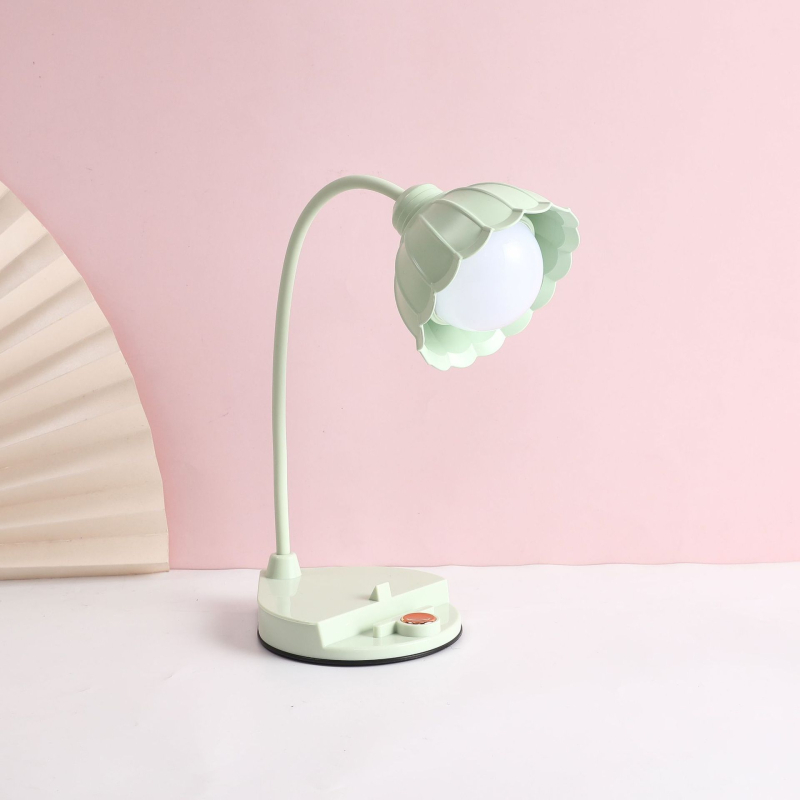 LED stolna lampa za studentski dom — USB napajanje, plastično sjenilo, gumbasti prekidač, noćno svjetlo