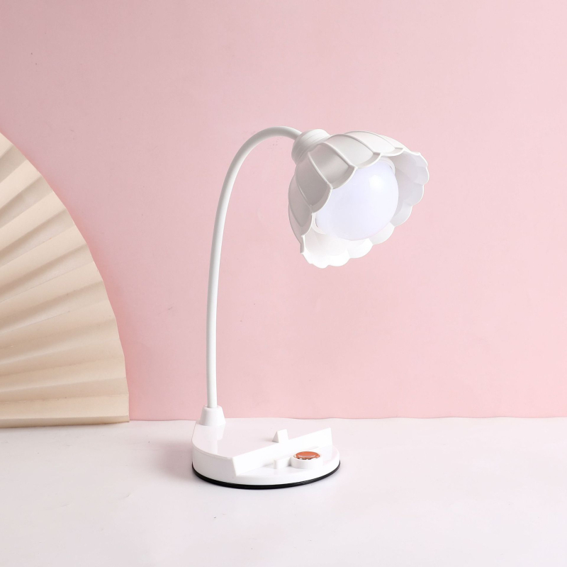 LED stolna lampa za studentski dom — USB napajanje, plastično sjenilo, gumbasti prekidač, noćno svjetlo