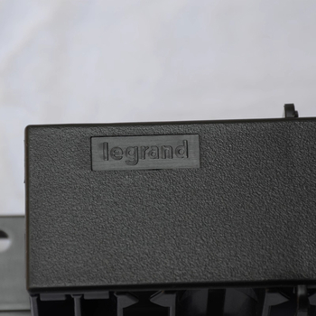 Rack de gestionare a cablurilor Legrand – organizator de cabluri de rețea cu 24 de poziții pentru camera de servere (Model 632787)