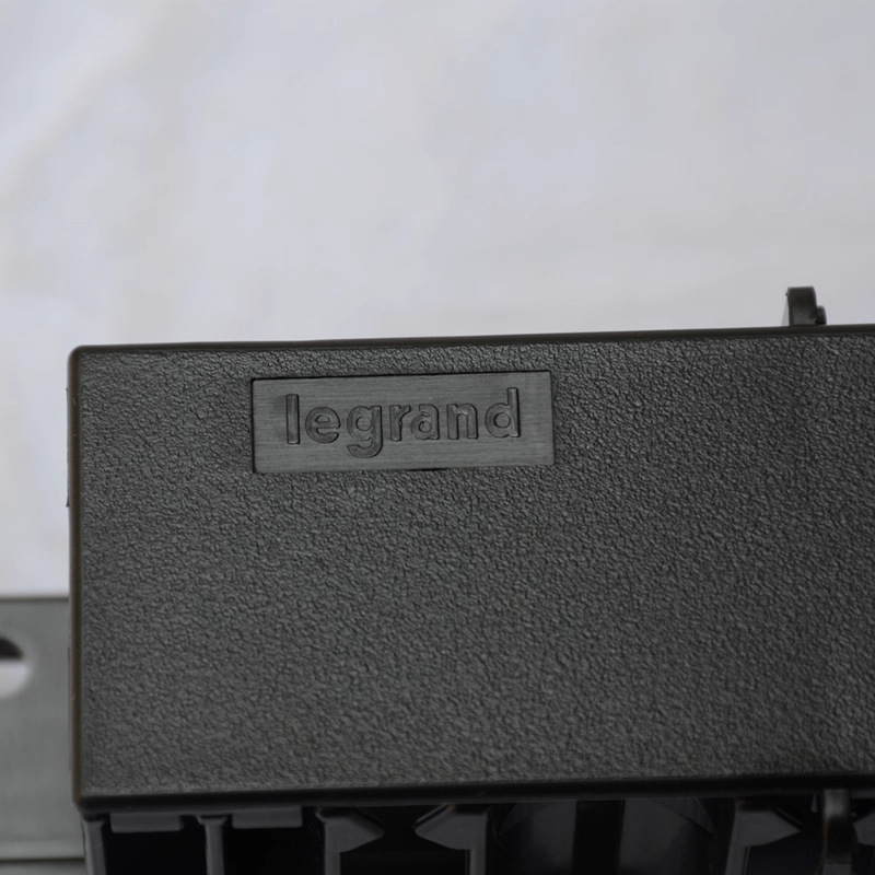 Rack de gestionare a cablurilor Legrand – organizator de cabluri de rețea cu 24 de poziții pentru camera de servere (Model 632787)