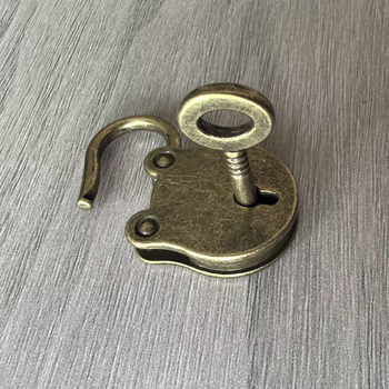 Yunchang medve alakú cinkötvözet lakat, retro karikatúra stílusú, táskákhoz, 21 g, logó nyomtatva