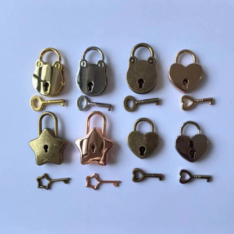 Yunchang medve alakú cinkötvözet lakat, retro karikatúra stílusú, táskákhoz, 21 g, logó nyomtatva