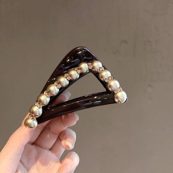 Juukseklips kolmnurkseid pärleid ja kristalle - käsitöö, haardega klips, naistele