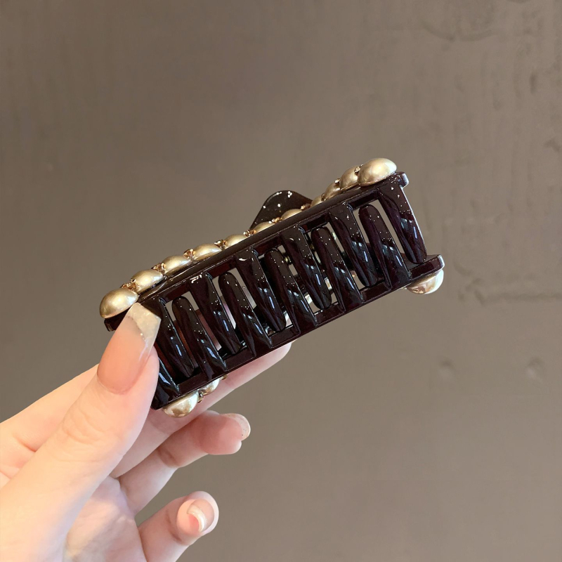 Juukseklips kolmnurkseid pärleid ja kristalle - käsitöö, haardega klips, naistele