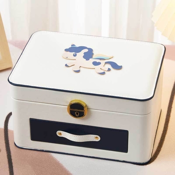 Ādas divslāņu juvelierizstrādājumu kastīte ar slēdzeni uz galda - daudzfunkcionāla, pārnēsājama, bērnu matu aksesuāriem