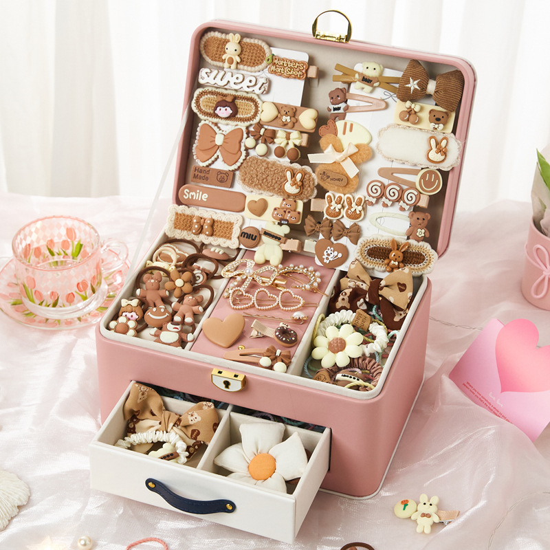 Ādas divslāņu juvelierizstrādājumu kastīte ar slēdzeni uz galda - daudzfunkcionāla, pārnēsājama, bērnu matu aksesuāriem