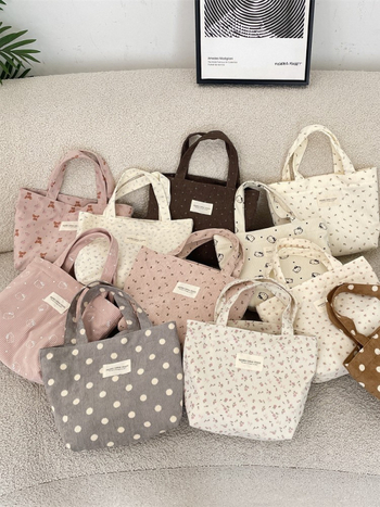 Corduroy cvjetna torba – casual stil, uspravna četverokutna forma, otvoreni vrh, platnena podstava, unutarnja struktura: torba za dokumente