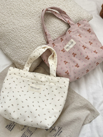 Corduroy cvjetna torba – casual stil, uspravna četverokutna forma, otvoreni vrh, platnena podstava, unutarnja struktura: torba za dokumente