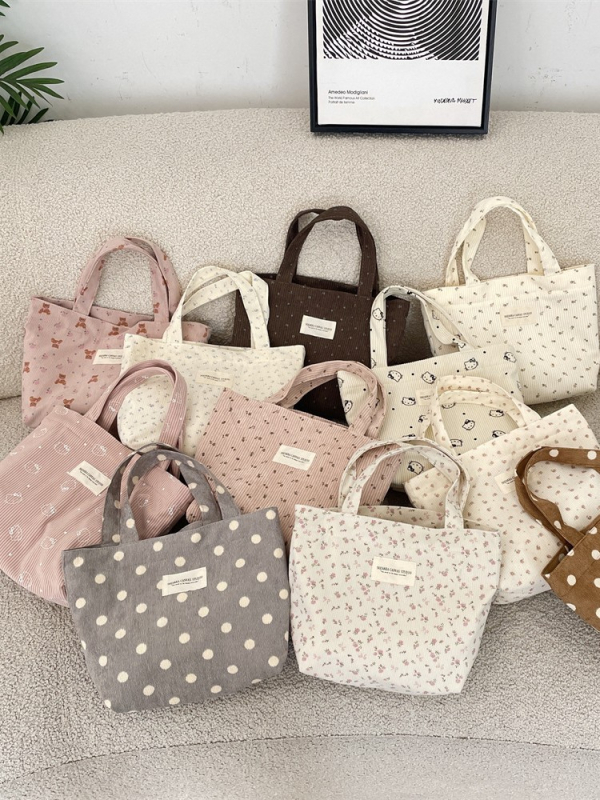 Corduroy cvjetna torba – casual stil, uspravna četverokutna forma, otvoreni vrh, platnena podstava, unutarnja struktura: torba za dokumente