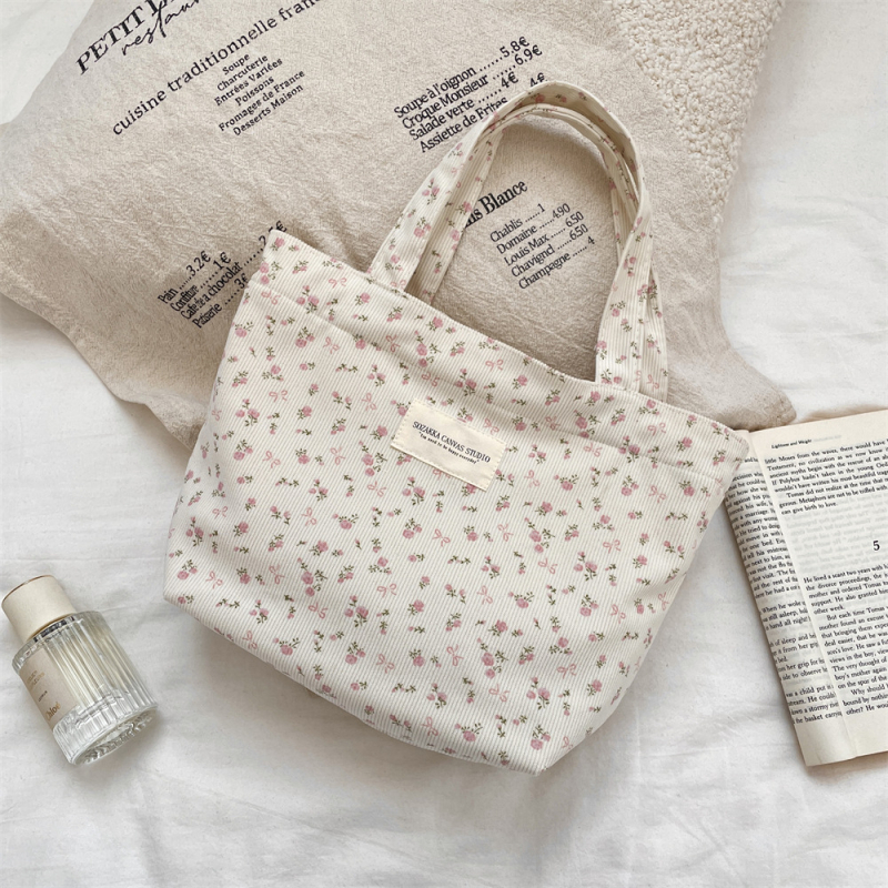 Corduroy cvjetna torba – casual stil, uspravna četverokutna forma, otvoreni vrh, platnena podstava, unutarnja struktura: torba za dokumente