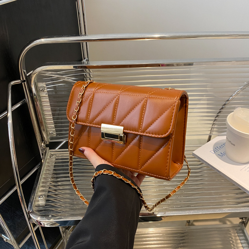 PU teksturēta ķēdes pleca soma ar vāku, telefona kabata