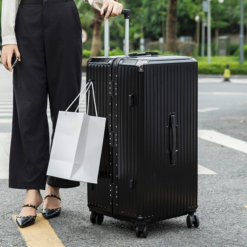 Reisi kohver ABS/PC materjalist, suur maht, universaalsed rattad, latch-tüüpi sulgumine, antibakteriaalne ja vargusvastane kaitse