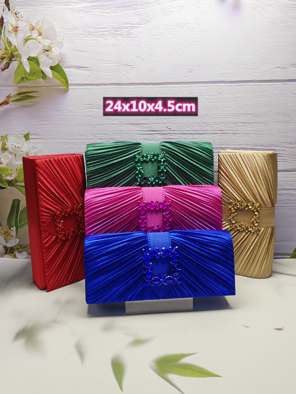 Női estélyi crossbody táska lánccal, selyemből készült, négyszögletes formájú, kemény szerkezet, fedett zárás