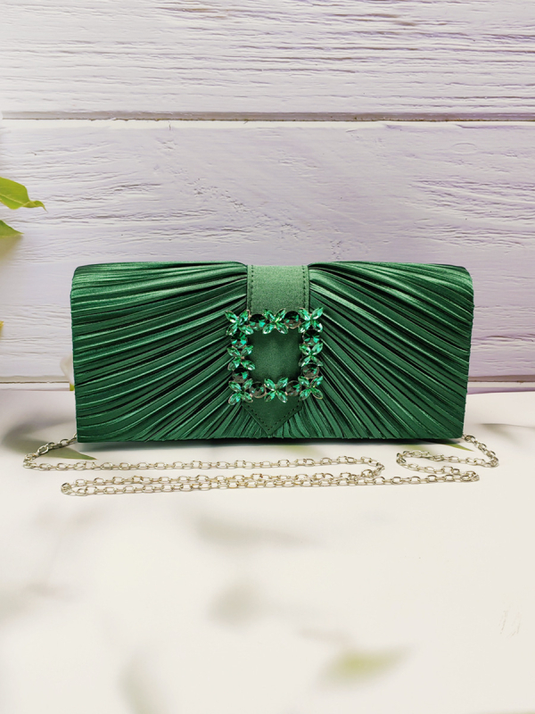 Női estélyi crossbody táska lánccal, selyemből készült, négyszögletes formájú, kemény szerkezet, fedett zárás