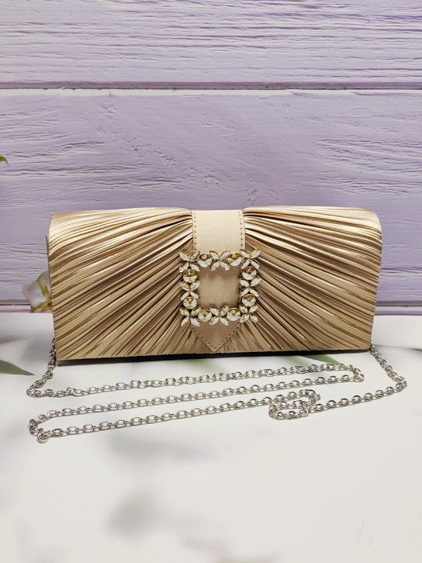 Női estélyi crossbody táska lánccal, selyemből készült, négyszögletes formájú, kemény szerkezet, fedett zárás