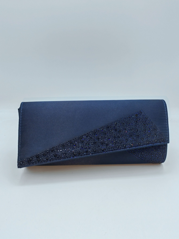 Női estélyi crossbody táska lánccal, selyemből készült, négyszögletes formájú, kemény szerkezet, fedett zárás