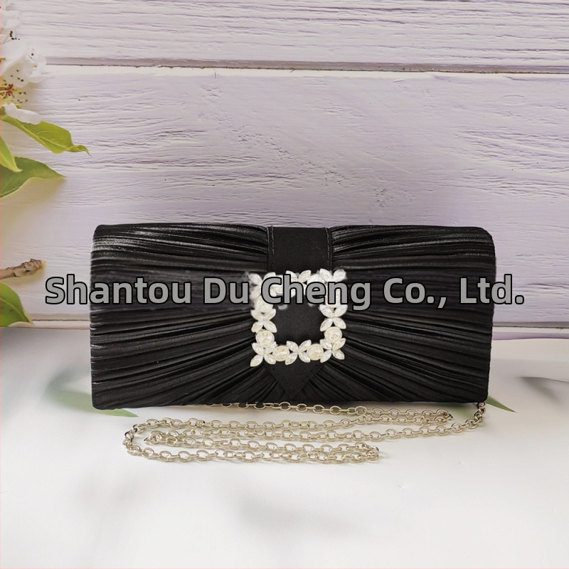 Moteriška vakarinė rankinė su grandinėle, iš šilko, kvadratinės formos, tvirta konstrukcija, uždarymas padengtas