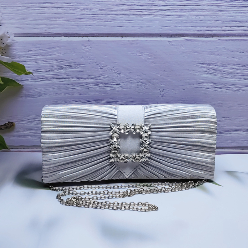 Női estélyi crossbody táska lánccal, selyemből készült, négyszögletes formájú, kemény szerkezet, fedett zárás