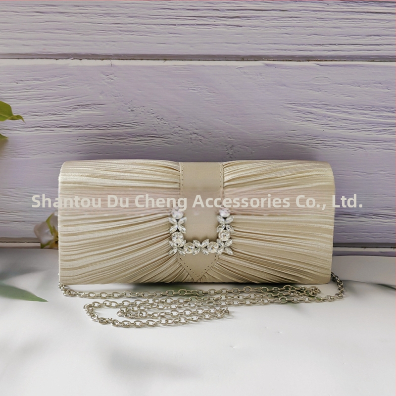 Moteriška vakarinė rankinė su grandinėle, iš šilko, kvadratinės formos, tvirta konstrukcija, uždarymas padengtas