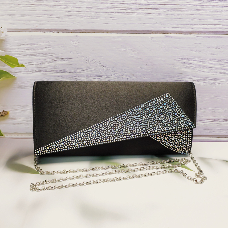 Női estélyi crossbody táska lánccal, selyemből készült, négyszögletes formájú, kemény szerkezet, fedett zárás