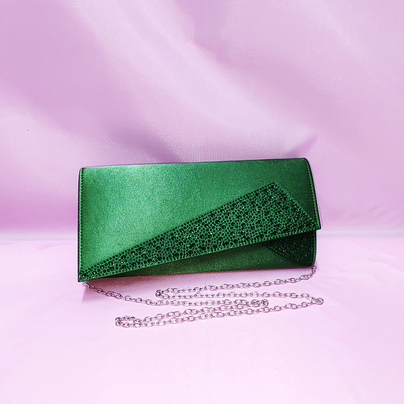 Női estélyi crossbody táska lánccal, selyemből készült, négyszögletes formájú, kemény szerkezet, fedett zárás