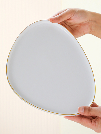 Porcelininė trikampė kepsninės lėkštė, šiaurietiškas stilius, auksinis kraštas, keraminė lėkštė su išskirtine forma