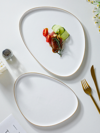 Porcelininė trikampė kepsninės lėkštė, šiaurietiškas stilius, auksinis kraštas, keraminė lėkštė su išskirtine forma