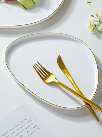 Porcelininė trikampė kepsninės lėkštė, šiaurietiškas stilius, auksinis kraštas, keraminė lėkštė su išskirtine forma