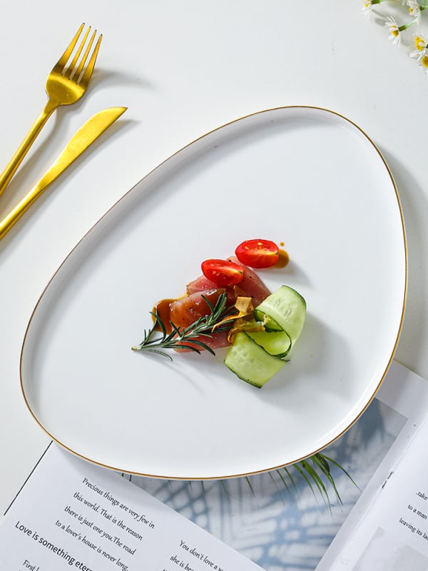 Porcelininė trikampė kepsninės lėkštė, šiaurietiškas stilius, auksinis kraštas, keraminė lėkštė su išskirtine forma