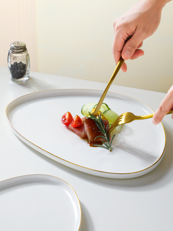 Porcelininė trikampė kepsninės lėkštė, šiaurietiškas stilius, auksinis kraštas, keraminė lėkštė su išskirtine forma