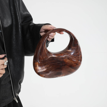 Akril kézitáska félhold alakú, doboz táska stílus, mágneses zárás, belső telefontartó zseb