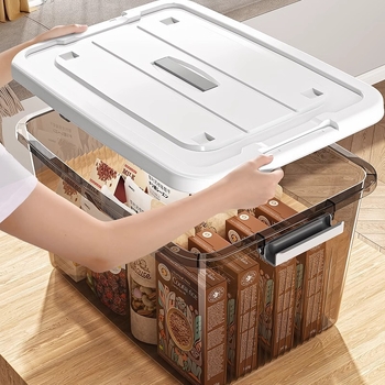 Átlátszó műanyag tárolódoboz kerekekkel, hordozható, kézi hordozás, kattintós zár, kapacitás 40–50 L