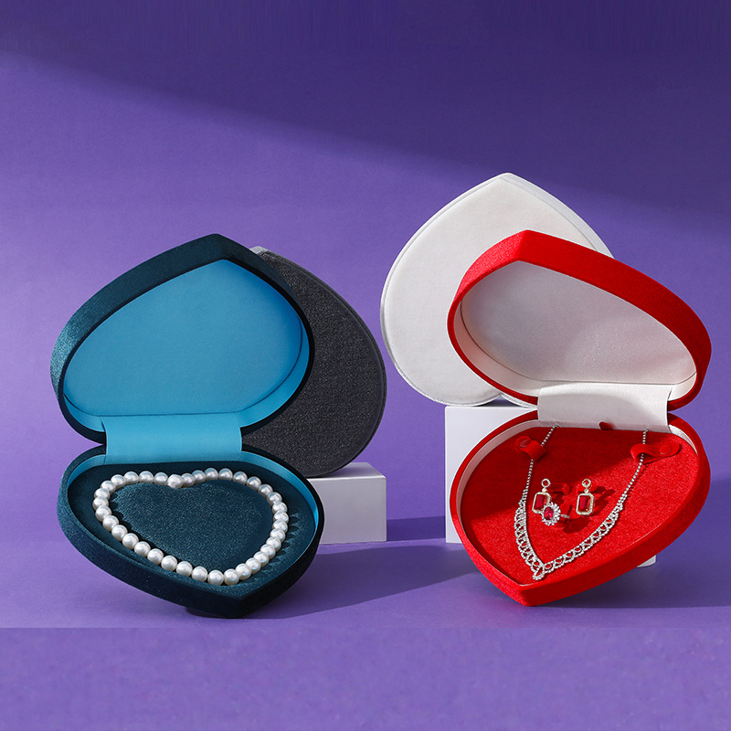 Sirds formas velūra juvelierizstrādājumu kārba pērļu kaklaraizei, iepakošanas kārba; materiāli: kompozītmateriāli; virsma: velūrs un gausta audums