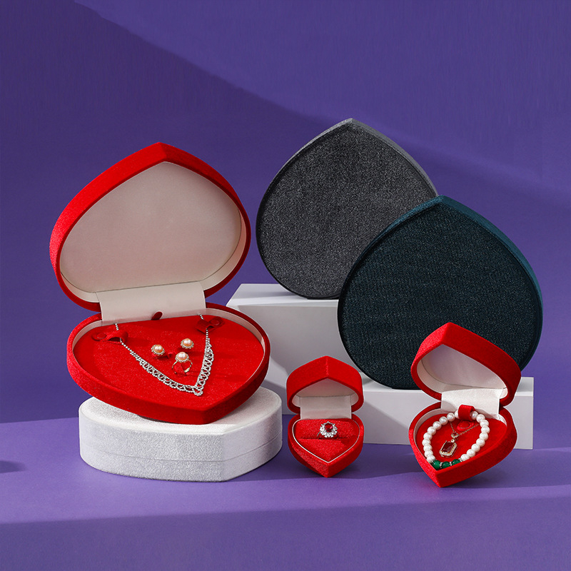 Sirds formas velūra juvelierizstrādājumu kārba pērļu kaklaraizei, iepakošanas kārba; materiāli: kompozītmateriāli; virsma: velūrs un gausta audums