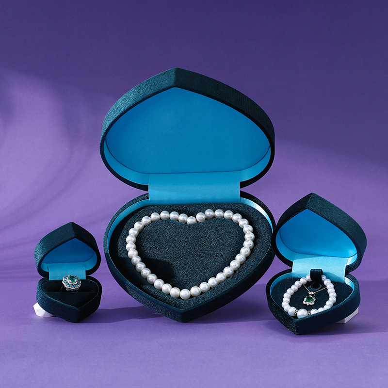 Sirds formas velūra juvelierizstrādājumu kārba pērļu kaklaraizei, iepakošanas kārba; materiāli: kompozītmateriāli; virsma: velūrs un gausta audums