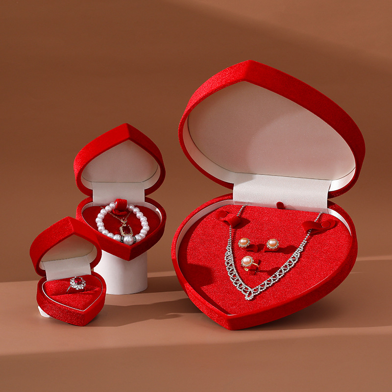 Sirds formas velūra juvelierizstrādājumu kārba pērļu kaklaraizei, iepakošanas kārba; materiāli: kompozītmateriāli; virsma: velūrs un gausta audums