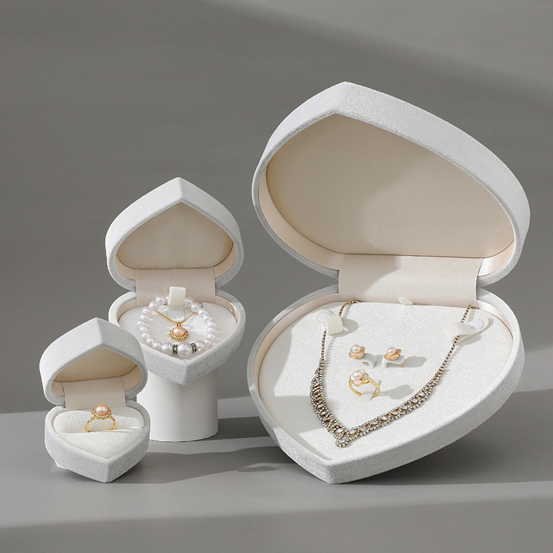 Sirds formas velūra juvelierizstrādājumu kārba pērļu kaklaraizei, iepakošanas kārba; materiāli: kompozītmateriāli; virsma: velūrs un gausta audums