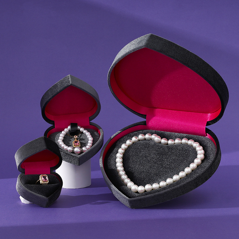 Sirds formas velūra juvelierizstrādājumu kārba pērļu kaklaraizei, iepakošanas kārba; materiāli: kompozītmateriāli; virsma: velūrs un gausta audums