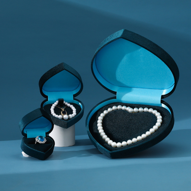 Sirds formas velūra juvelierizstrādājumu kārba pērļu kaklaraizei, iepakošanas kārba; materiāli: kompozītmateriāli; virsma: velūrs un gausta audums