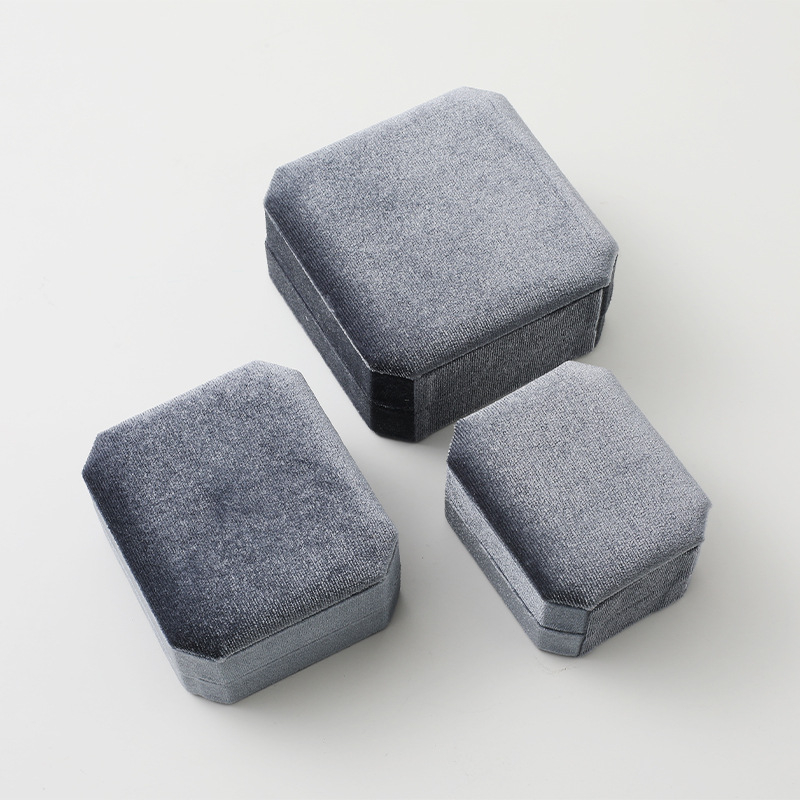 Korejas velūra astoņstūrainā juvelieru kastīte (Materiāls: plastmasas kastīte; Iepakojuma līmenis: pārdošanas/galējā iepakošana; Iepakojuma veids: iepakošanas kārba; Mērķis: juvelieru kastīte)