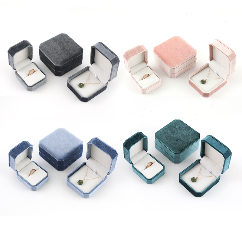 Korejas velūra astoņstūrainā juvelieru kastīte (Materiāls: plastmasas kastīte; Iepakojuma līmenis: pārdošanas/galējā iepakošana; Iepakojuma veids: iepakošanas kārba; Mērķis: juvelieru kastīte)