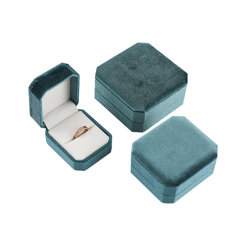 Korejas velūra astoņstūrainā juvelieru kastīte (Materiāls: plastmasas kastīte; Iepakojuma līmenis: pārdošanas/galējā iepakošana; Iepakojuma veids: iepakošanas kārba; Mērķis: juvelieru kastīte)