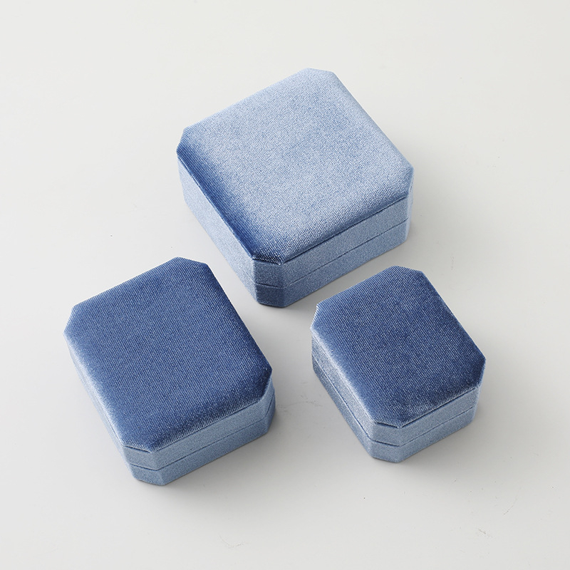 Korejas velūra astoņstūrainā juvelieru kastīte (Materiāls: plastmasas kastīte; Iepakojuma līmenis: pārdošanas/galējā iepakošana; Iepakojuma veids: iepakošanas kārba; Mērķis: juvelieru kastīte)