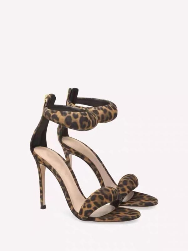 T-strap sandales ar PU augšpusu, zivs mutas formas pirksts, aizmugures rāvējslēdzējs, plāns 6–8 cm papēdis, gumijas zole