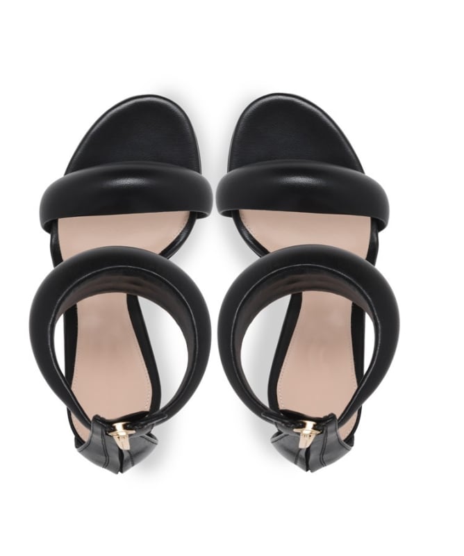 T-strap sandales ar PU augšpusu, zivs mutas formas pirksts, aizmugures rāvējslēdzējs, plāns 6–8 cm papēdis, gumijas zole