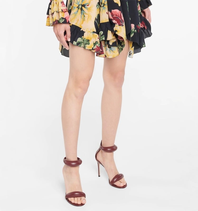 T-strap sandales ar PU augšpusu, zivs mutas formas pirksts, aizmugures rāvējslēdzējs, plāns 6–8 cm papēdis, gumijas zole