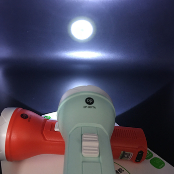 Lanterna LED reîncărcabilă cu luminozitate reglabilă, compactă și portabilă; 1W LED, baterie de 400 mAh, rază 100–200 m.