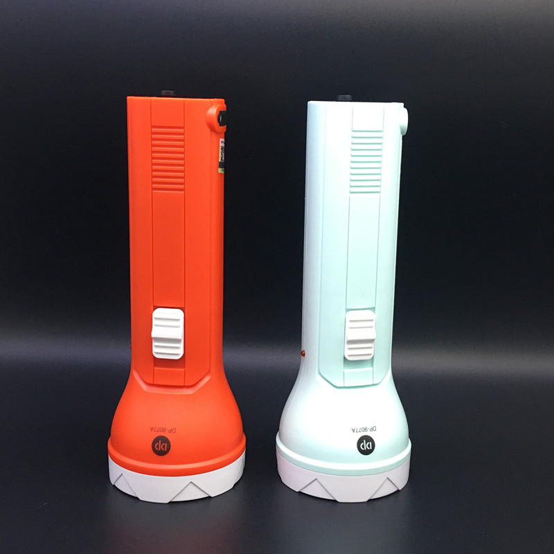 Lanterna LED reîncărcabilă cu luminozitate reglabilă, compactă și portabilă; 1W LED, baterie de 400 mAh, rază 100–200 m.
